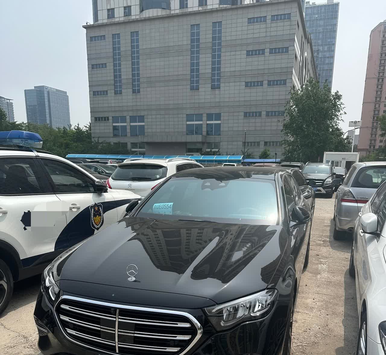我觉得，50万以内，
没有比奔驰E级，
更好看很耐看更有豪华品位的轿车了。
