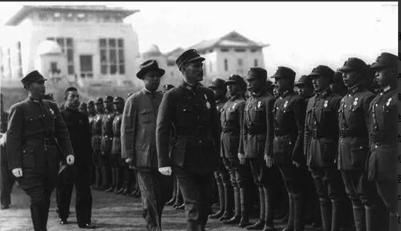 1949年12月，蒋介石那支号称 “御林军” 的国防部警卫团，被解放军围住了。有