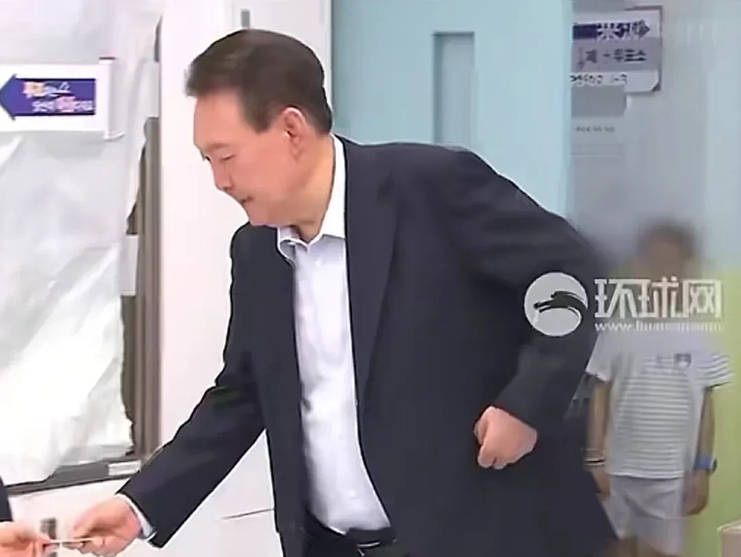 尹锡悦投票，没搞特殊化











---











尹锡