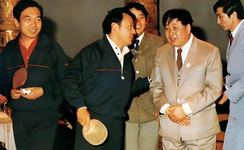 这是八十年代，一次大型文艺晚会的演出现场。画面中的五位男士，相貌堂堂，英俊潇洒，