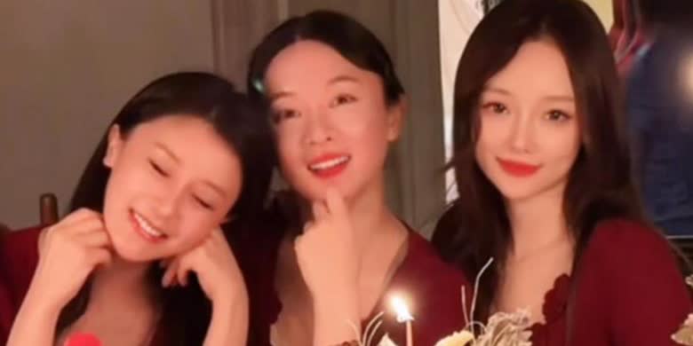 霍思燕、李小璐、甘薇三人带孩子聚餐，霍思燕打扮贵气，行为却让人反感。
 
这