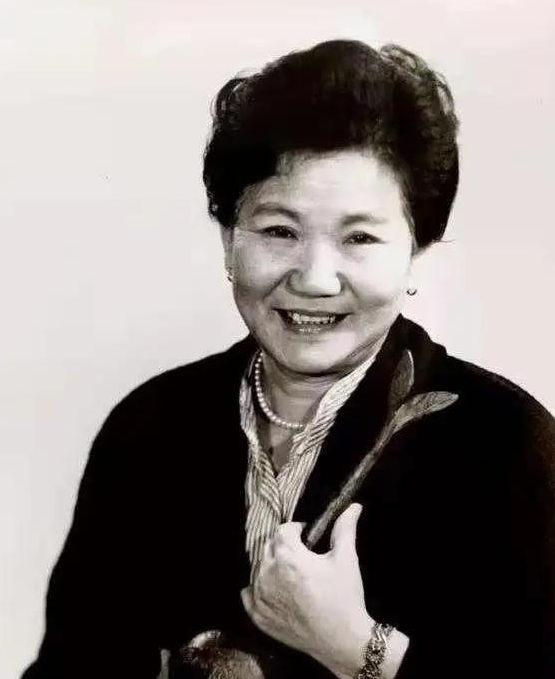 2000年，快咽气的赵丽蓉在家人的帮助下穿好寿衣，立好遗嘱，嘱咐儿孙们：“我就是