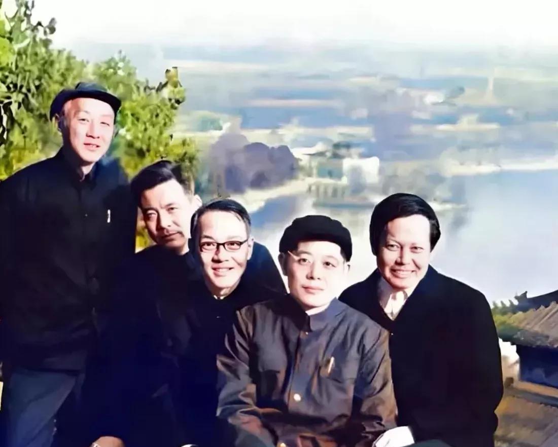 1974 年，黄昆，邓稼先，黄宛，周光召，杨振宁在一起，亲切交谈，笑容满面，举止