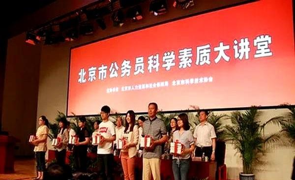 新考进的年轻公务员，整体素质都在提高。
你发现没？
这代人从小就没在钱上犯过难，