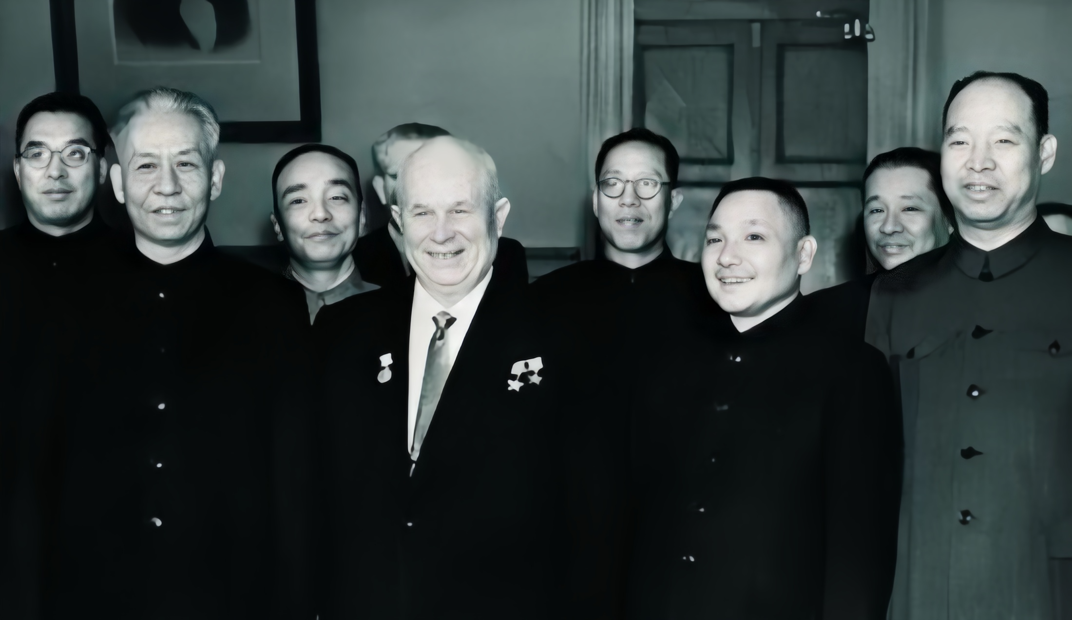 1956年，邓小平率团访问苏联。赫鲁晓夫借阿尔巴尼亚含沙射影地攻击中国说，他们拿
