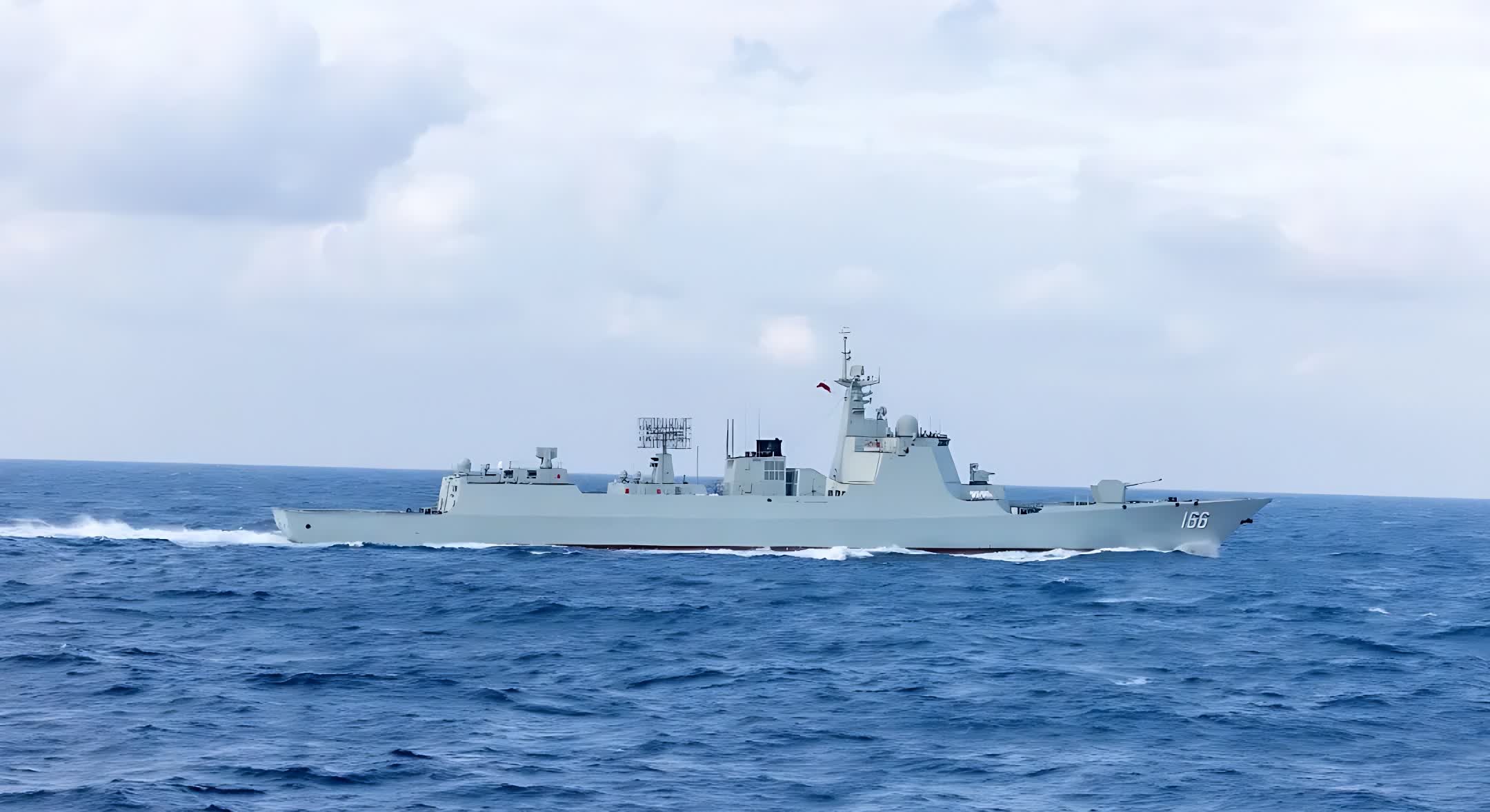 新批次052D“渭南舰”服役后再次公开露面，这次画面更清晰！

根据“中国军