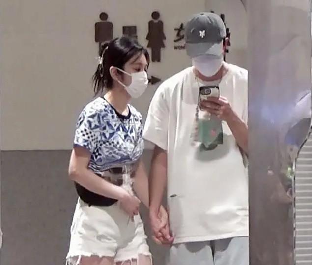 俞灏明王晓晨十指紧扣甜蜜同框了！
当年因意外烧伤，演艺之路一度受阻，颜值也不复当