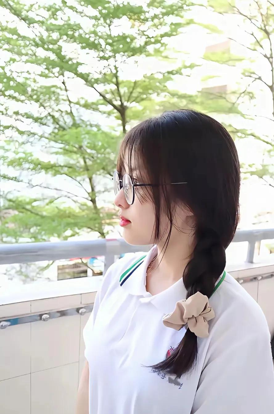怎么得了
一个假期长这么高了
青青从7月就到广州妈妈那里去了
这不开学了她妈妈送