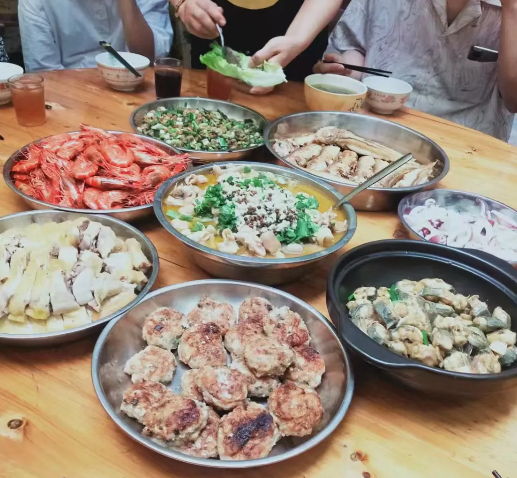 公公洗碗，婆婆不高兴
婆婆洗碗，老公不高兴
老公洗碗，公婆不高兴	
儿媳妇洗碗，