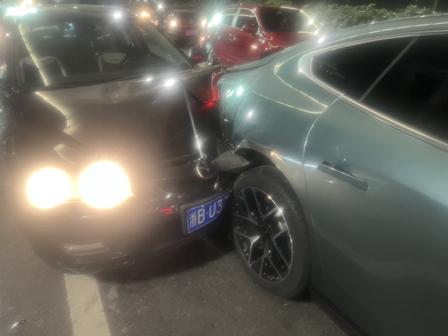 新车2月就成了事故车
等红灯时，被后面女司机给撞了。一看有孩子受伤，立马拨打12