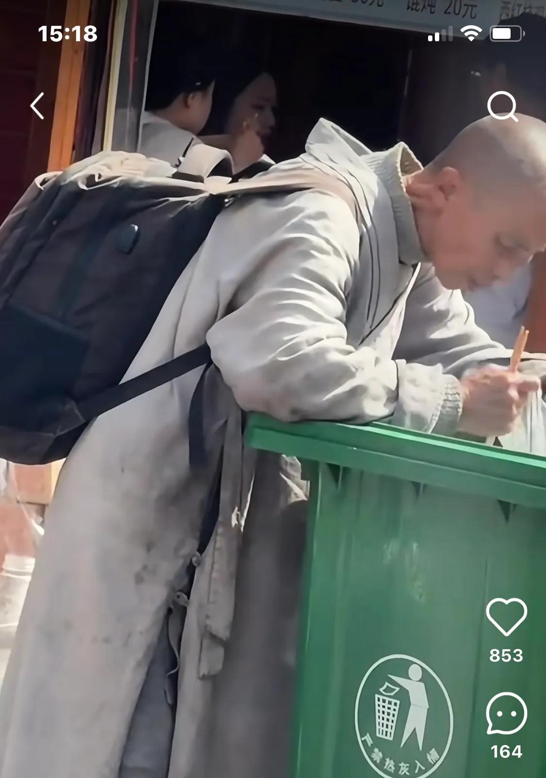 这张图片是真的还是假的呢？这僧人在这里干什么呢？是饿的吗？还是信仰？还是自律？还