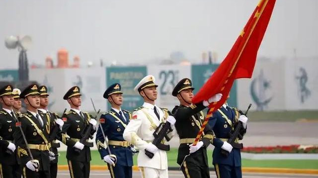 美论坛：为什么中国仪仗队在越南亮相后，越南女生就集体失控呢？