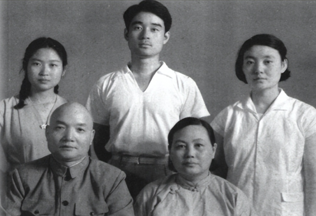建国初，李敏与公婆一家留下珍贵合影。公公孔从洲是开国中将，婆婆钱俭慈祥。孔令华高