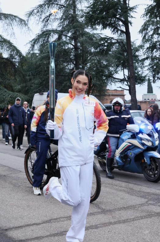 1月19日，谷爱凌在意大利维亚达纳参加冬奥会火炬传递。谷爱凌表示，希望在下个月的