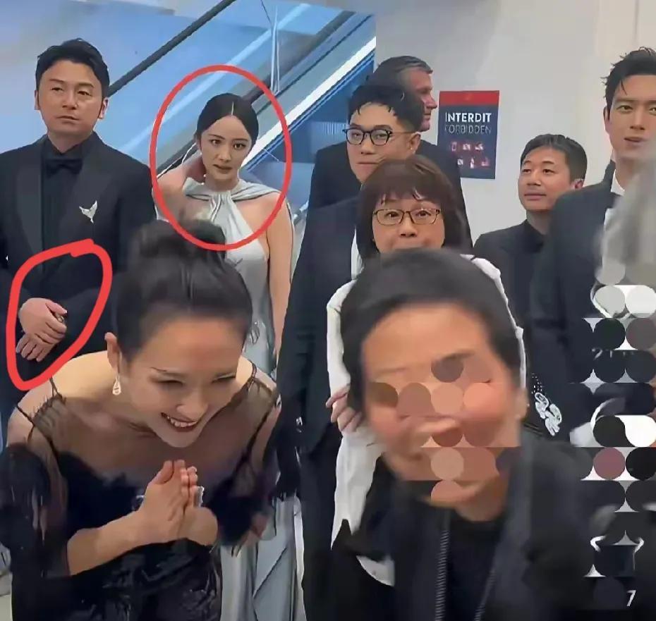 第一次看到这样的杨幂
神情局促不安，眼神里也没了自信
两个手不知道放哪里好，只能