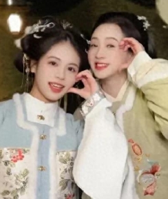 翁虹在社交平台分享了一段视频，视频中她和女儿一起跳Apt阿伯特，母女俩穿着汉服美