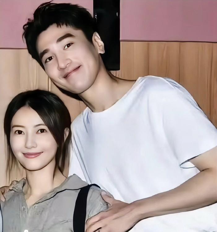 我开始有点理解赵又廷了，
高圆圆这么完美的女人，谁不喜欢啊？
不仅仅是因为她长得