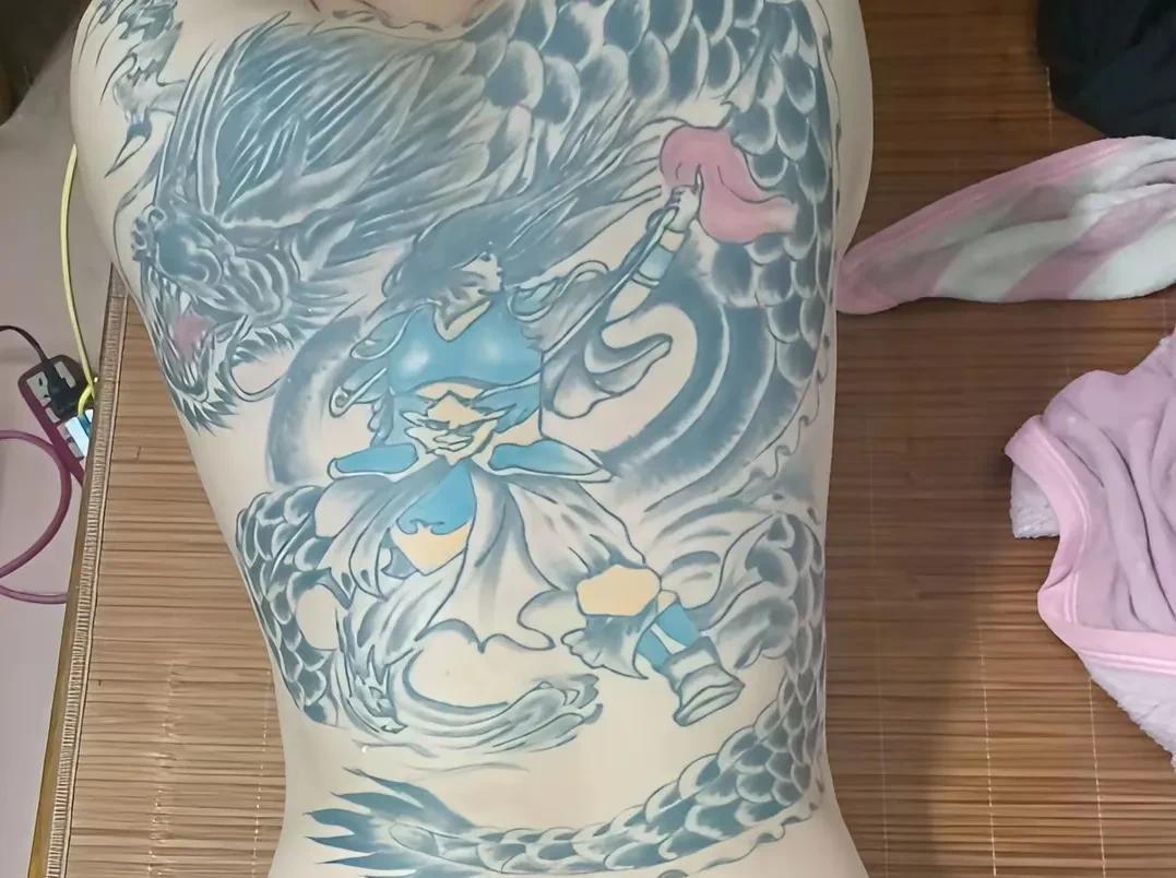我曾经认识一个工友有大片纹身，他一直干建筑十年有余，好多人说有纹身的是走江湖混社