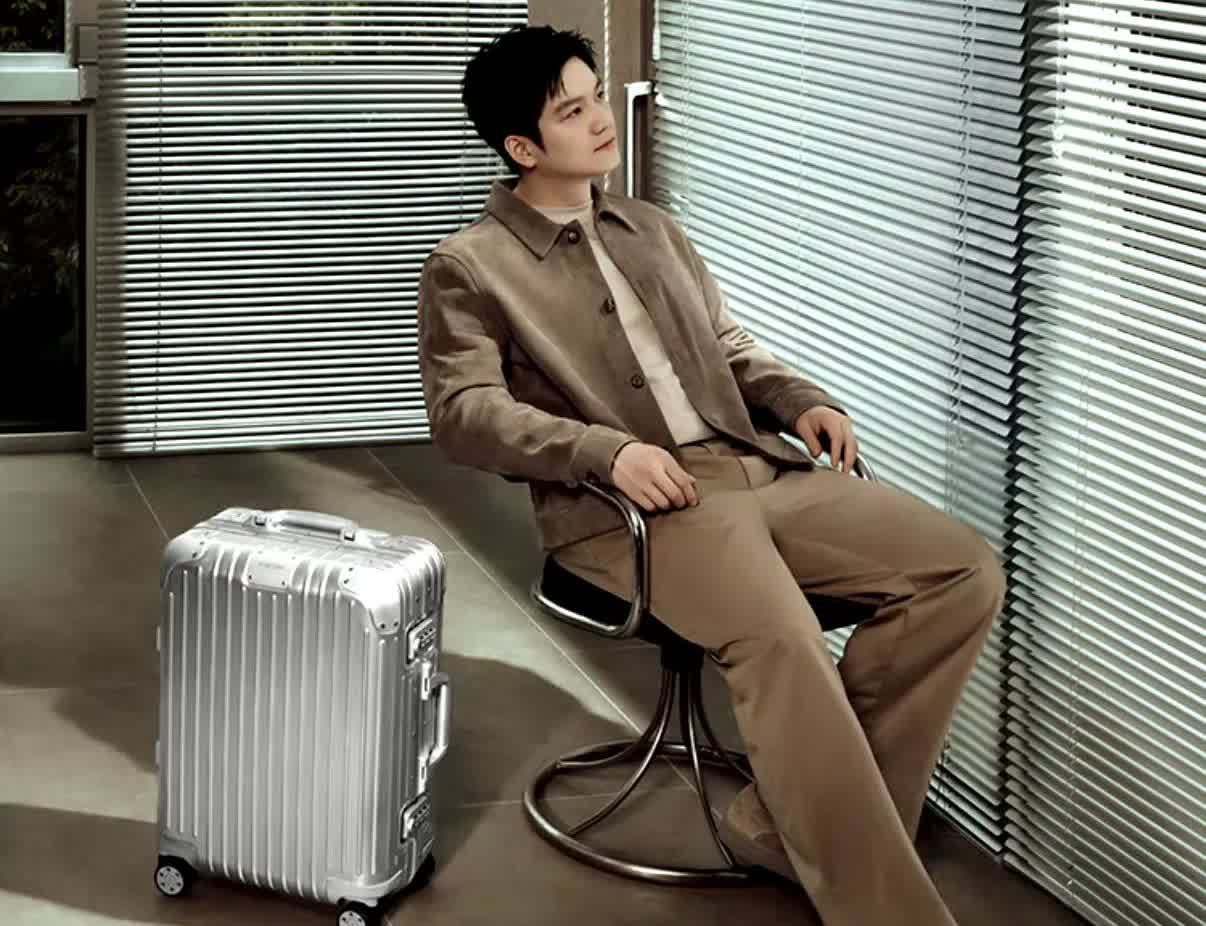 日默瓦也太会了吧，把小胖拍的巨帅哈哈哈
不对这是还原小胖的美貌哈哈哈，这一身棕