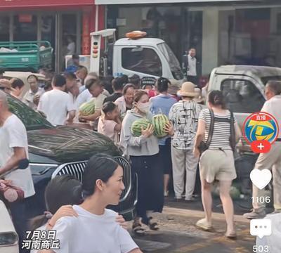 商丘，又见哄抢，喜笑颜开的哄抢！
河南商丘，一摊贩长期占用道路卖西瓜，城管人员多