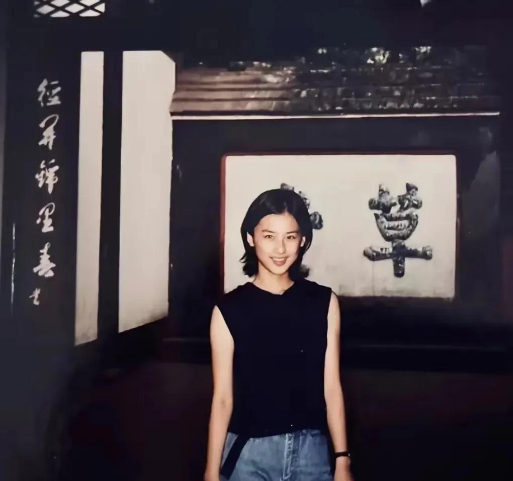 难怪少女时期的黄圣依能素颜出镜拍电影，这张脸真的太完美了，知性秀气。