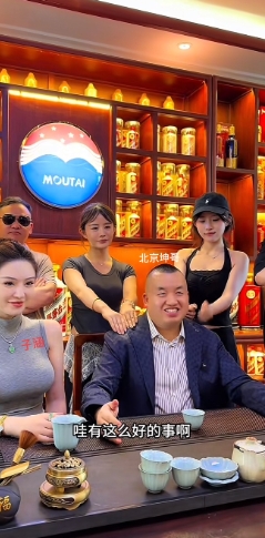 河北燕郊，北京坤哥最近全网爆火的一张图，就是他和那个粉丝三百万多万的网红——子涵