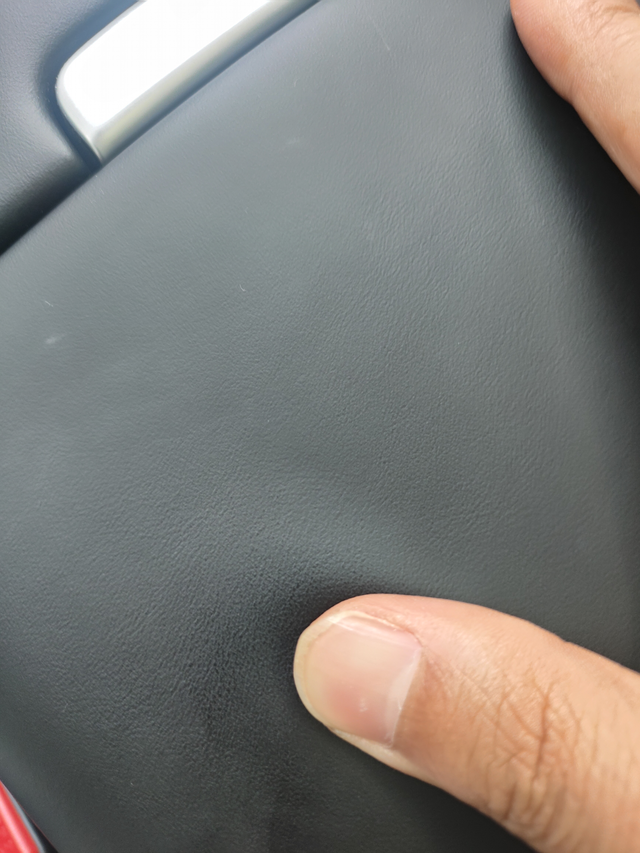 中央扶手分层
大家有没有这种情况呀？我两个月前换过一次，换了之后又起皮了，又起层