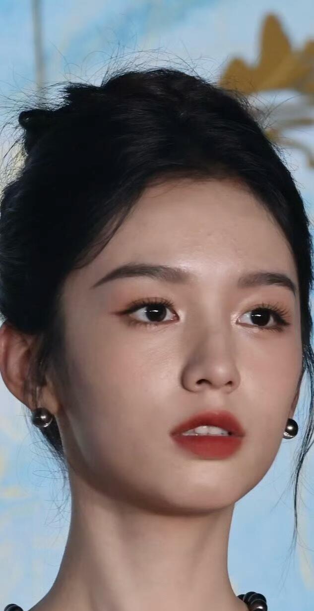周也这生图也太能打了吧！
完全没修的图里，她状态好到爆！尤其是那骨相，脸型轮廓超