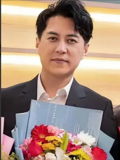 

#靳东有哪些代表作品#《我的前半生》，饰演贺涵，角色深入人心。靳东伪装者，底