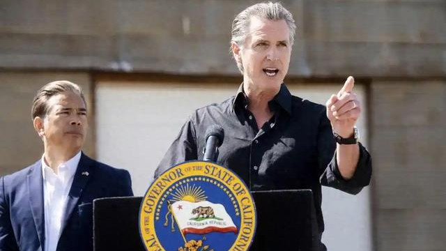 美国12州状告特朗普，要求取消关税，特朗普团队：这是谈判筹码