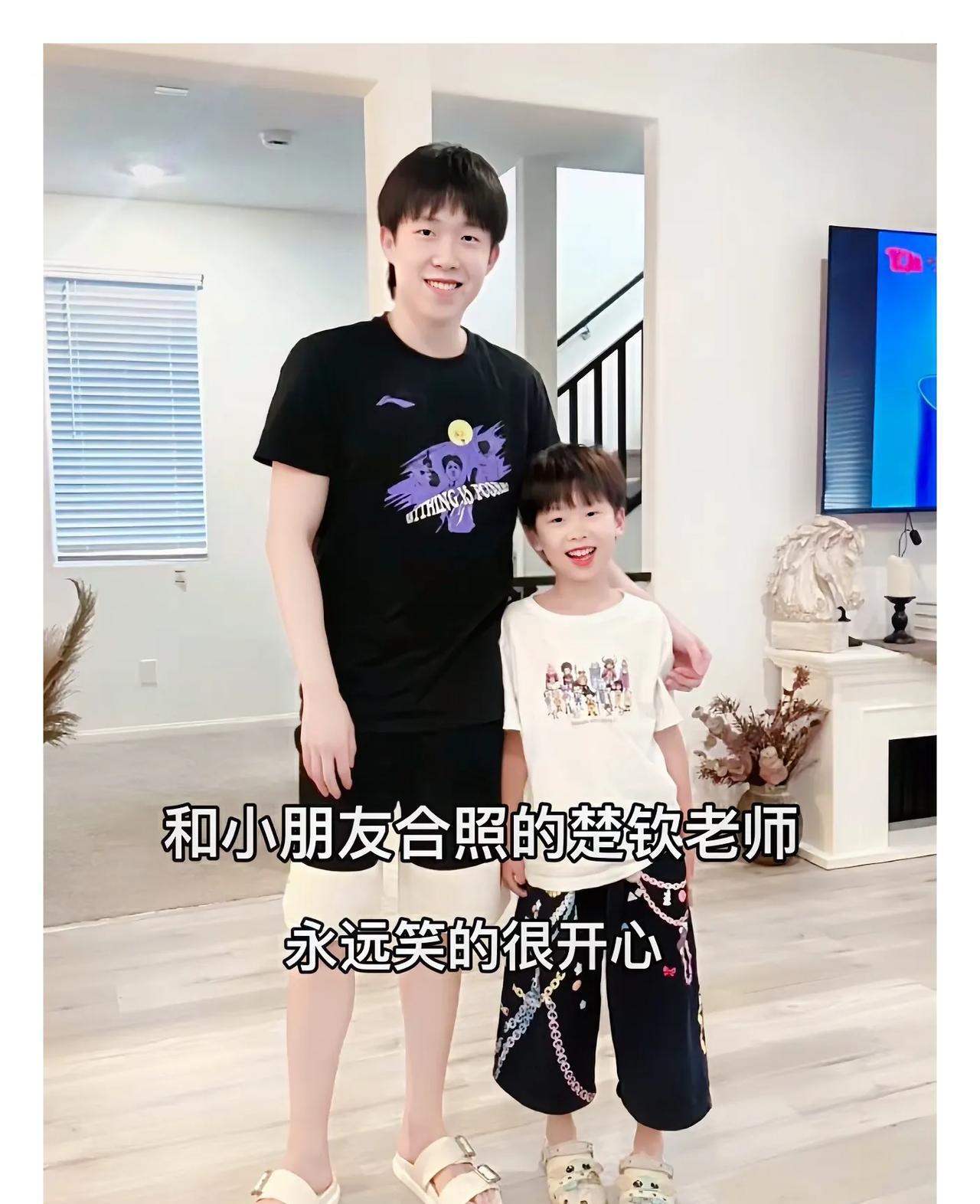 这是喊大头姑父的小孩，
名字可爱叫凉皮，
是梁靖崑的儿子，
脸型发型却很像大头，