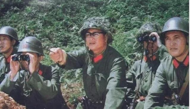 1986年，老山前线指挥部场景，这位身穿迷彩服、身躯高大结实的黑脸大汉是时任成都