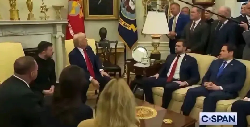 美丽国记者挑事，责问乌总统为什么不穿西装，导致现场氛围变得更加不和谐！
司机在冲