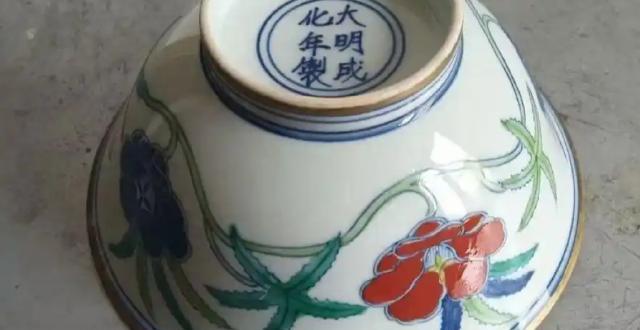 上海，一位92岁高龄的冯老伯，一直都爱收藏古董，结识了一位古董鉴定师，冯老伯认为