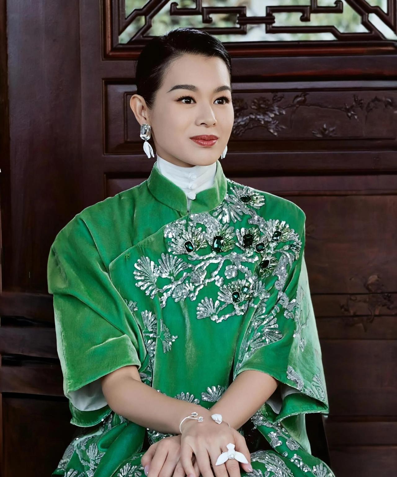 胡杏儿无论身材、肤色、还是五官都是极品，可有一个致命缺陷
那就是脸太大了，就是因