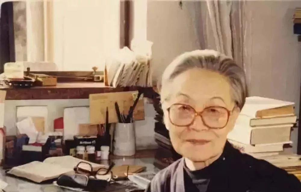 1998年，钱钟书大爷和他闺女钱瑗前后脚去了另一个世界，留下杨绛大妈独自书写人生