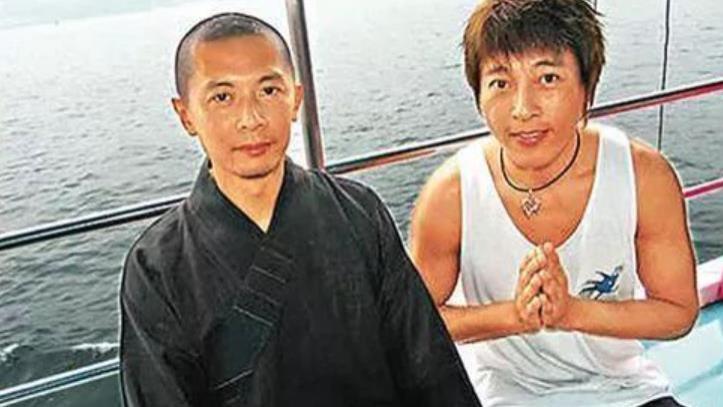 香港男神出家：三位绯闻女友难抵蔡少芬，何宝生从267亿豪门到佛门清修