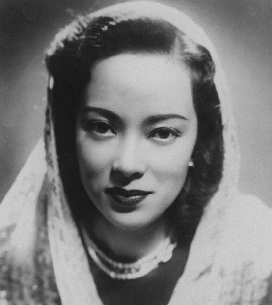 1945年，女汉奸李香兰将被执行枪决，谁料，临刑前她突然解开胸口扣子，从胸前掏出