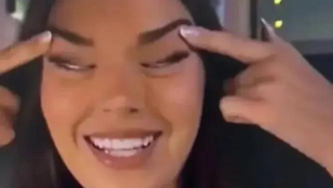 芬兰小姐拉眼角歧视中国人，谎称头痛被骂到关评论，混血身份更显讽刺