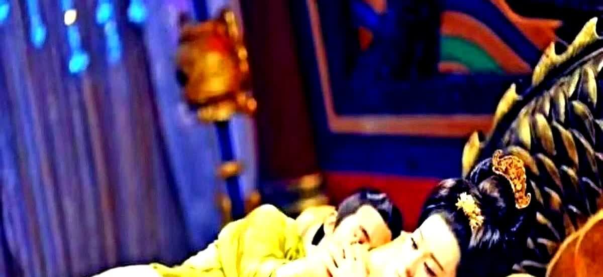 公元698年，太平公主在一个夜晚宠幸了四名男子。

廊下炭盆烧得噼啪响，几个