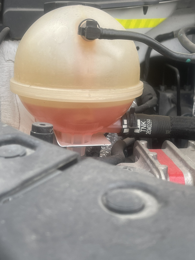 冷却液要加吗
冷却液到这个位置要不要加，马上长途去老丈人家，然后发现引擎盖两边缝