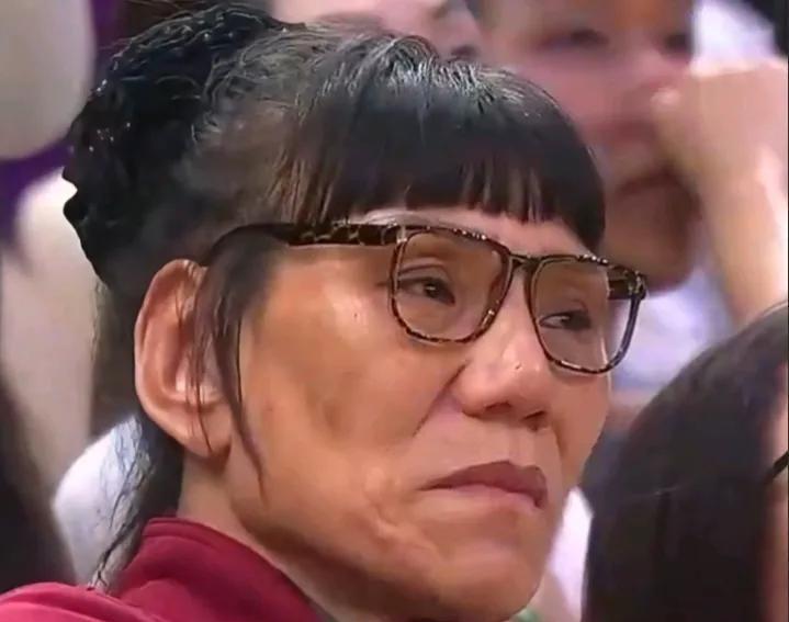 昨晚央视镜头里，郑海霞那张脸绷得紧紧的，中国女篮这场怕是要悬了！
上半场只领先日