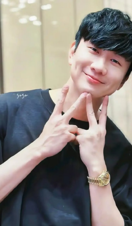 44岁恋爱是林俊杰的自由，但“老婆说的都对”这种梗实在下头。歌还会听，但那份慕强