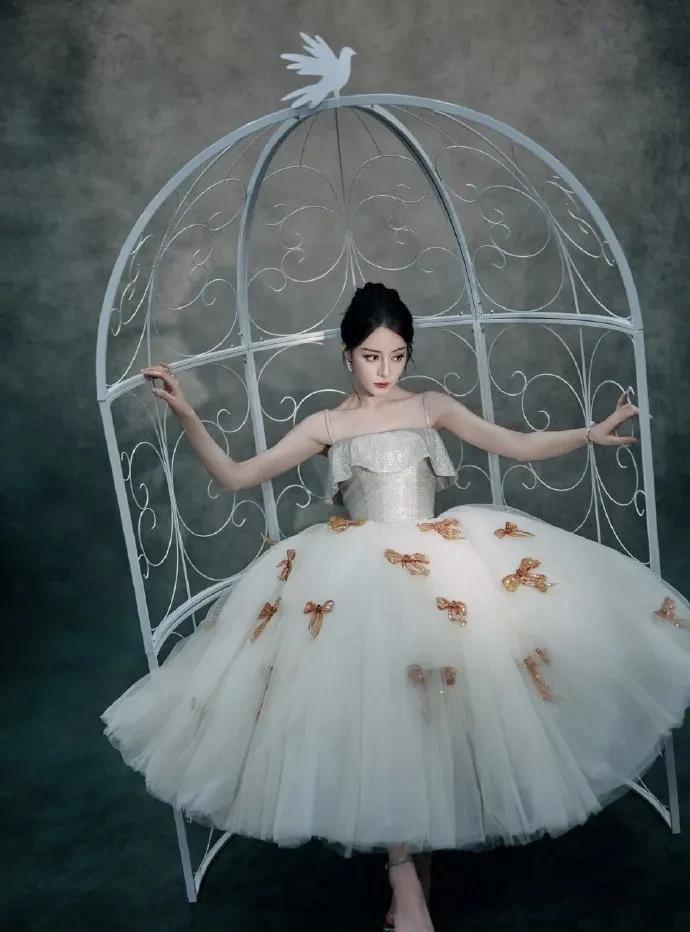 救命！#迪丽热巴油画蓬然裙#美到失语！一袭油画蓬然裙上身，迪丽热巴仿佛从梦幻画卷