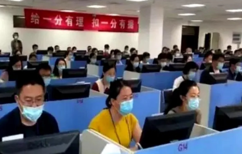 高考结束，都是谁来批改试卷？

一直以为能阅高考试卷的要么大学老师，要么高中老师