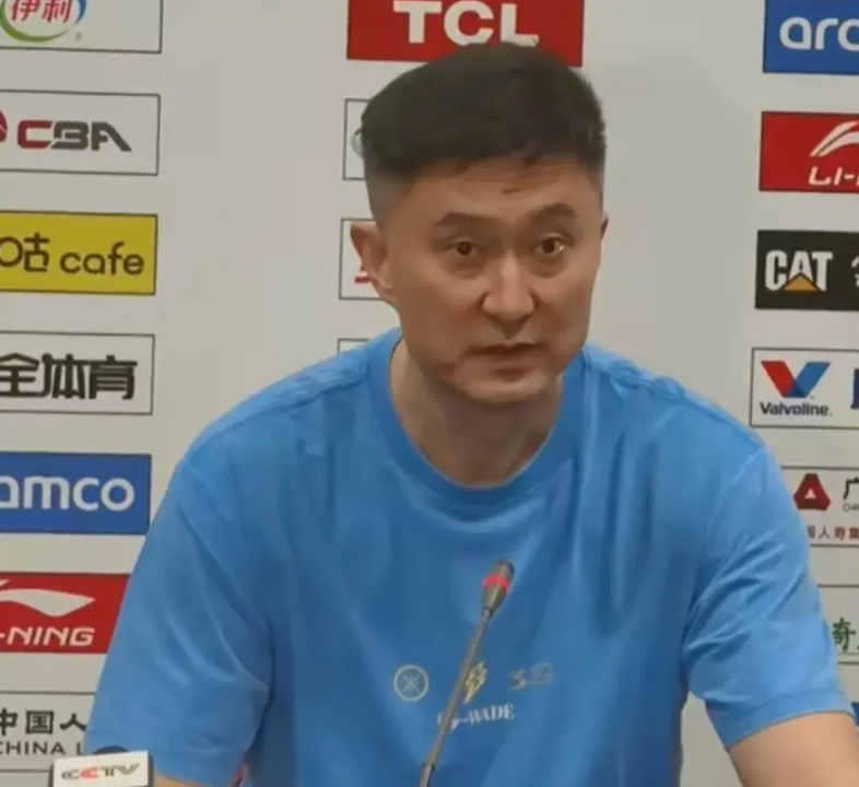 杜锋用错人导致广东队第三场失利！
首发上伯克，内线却不上徐昕和莫兰德搭配，导致莫
