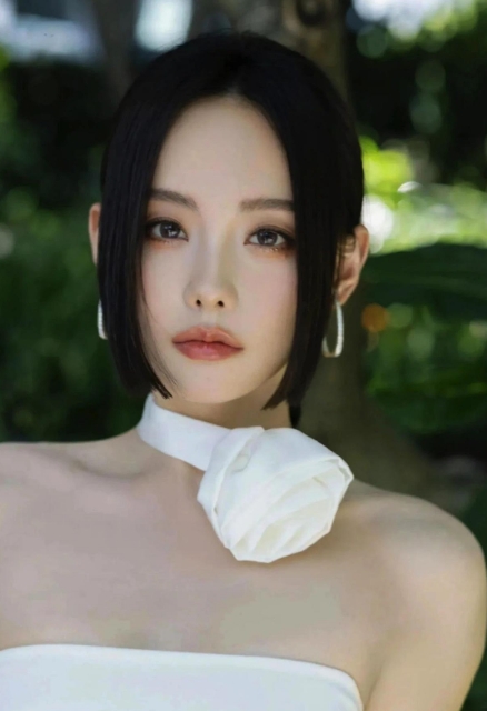 张嘉倪真的好爱白色，脸小腿长！变化好大