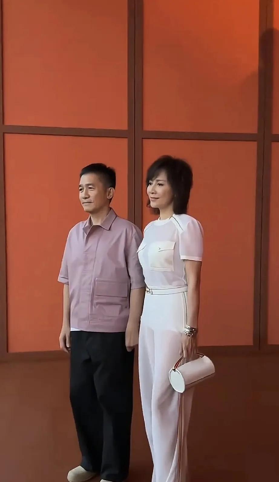梁朝伟和刘嘉玲
两夫妻现身上海
梁朝伟有点显老了，但刘嘉玲却让人挺意外的！
近日