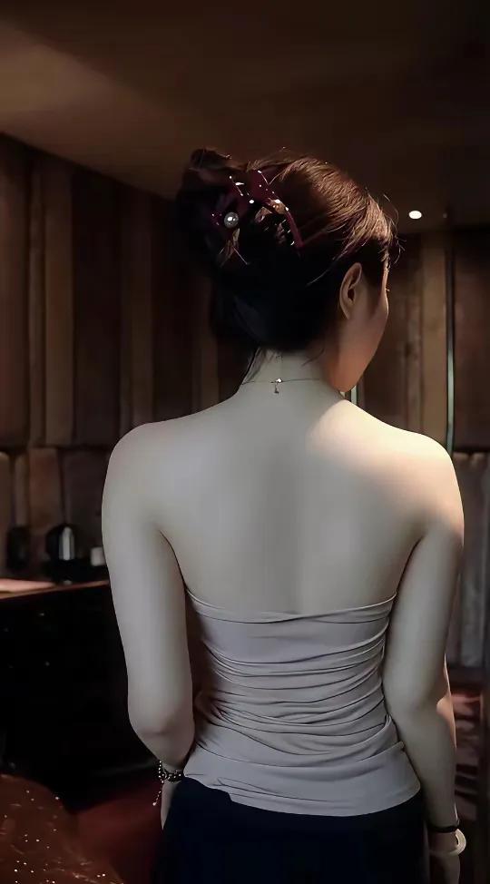 不看她的身材长相，不看她的容颜气质，仅凭她那如雪般柔美丝滑的后背，我都已经深深地