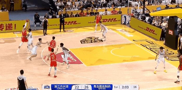 五佳球！朱俊龙上演精彩单手隔扣！
在今天CBA季后赛广厦对阵青岛的第一节比赛中，
